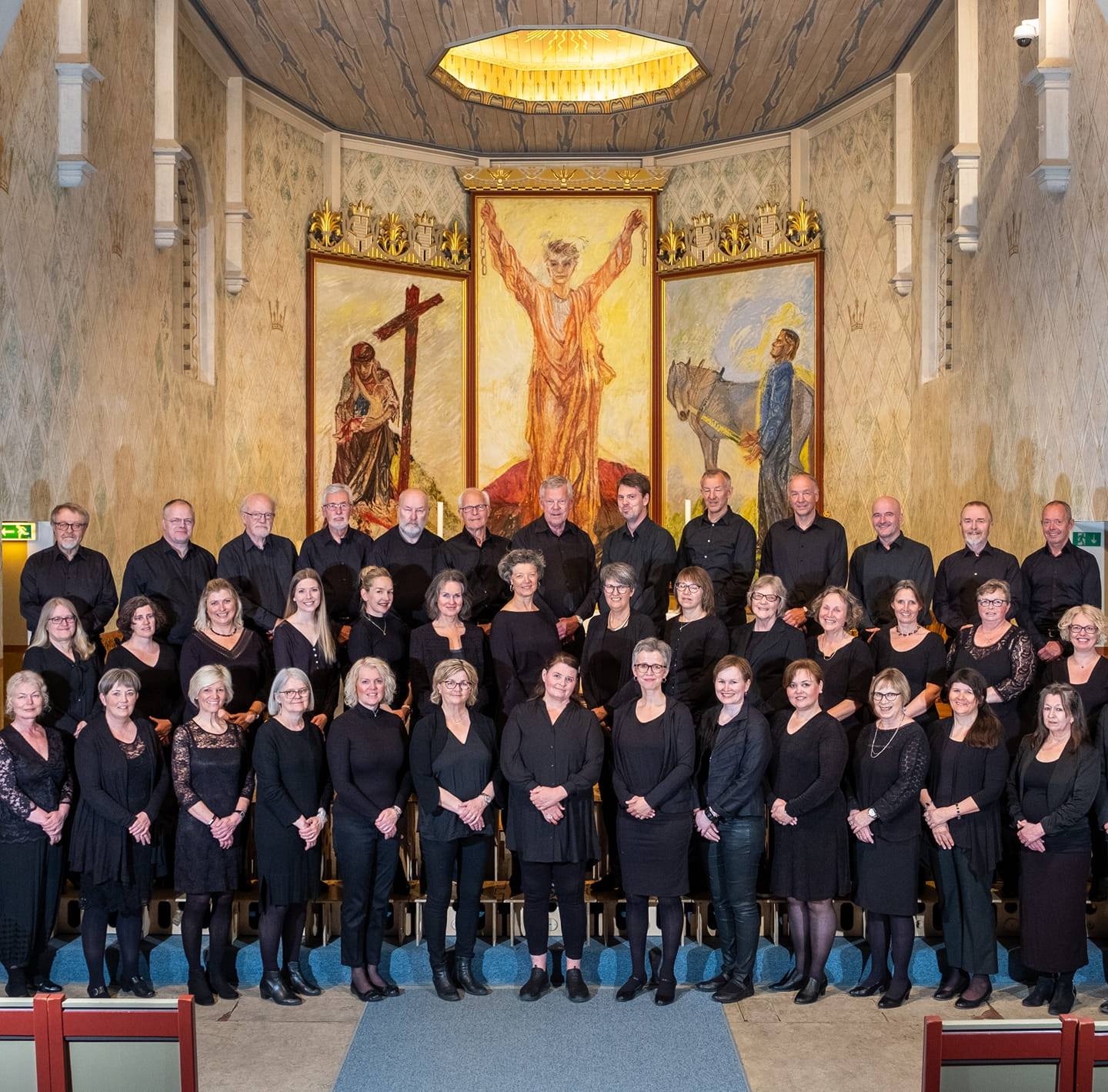 Hamar domkor står oppstilte foran i Hamar domkirke